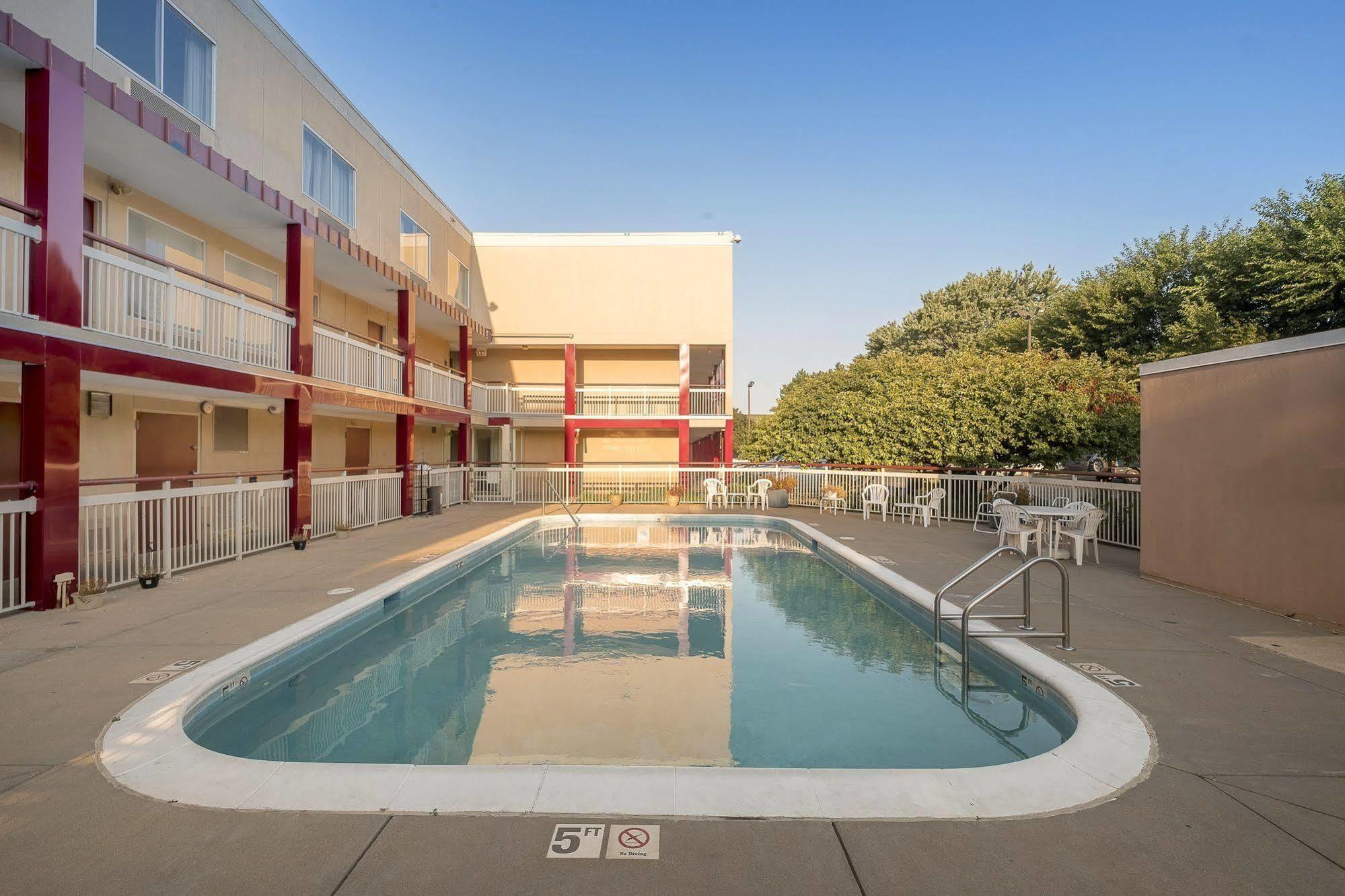 Cedar Rapids Inn Exterior foto